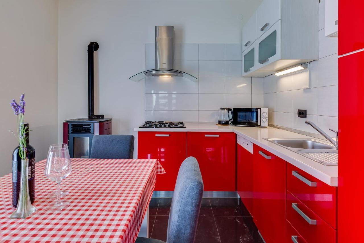 Apartment A & J *