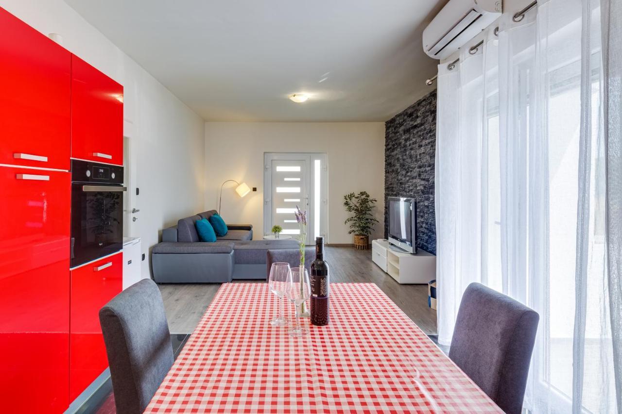 Apartment A & J *