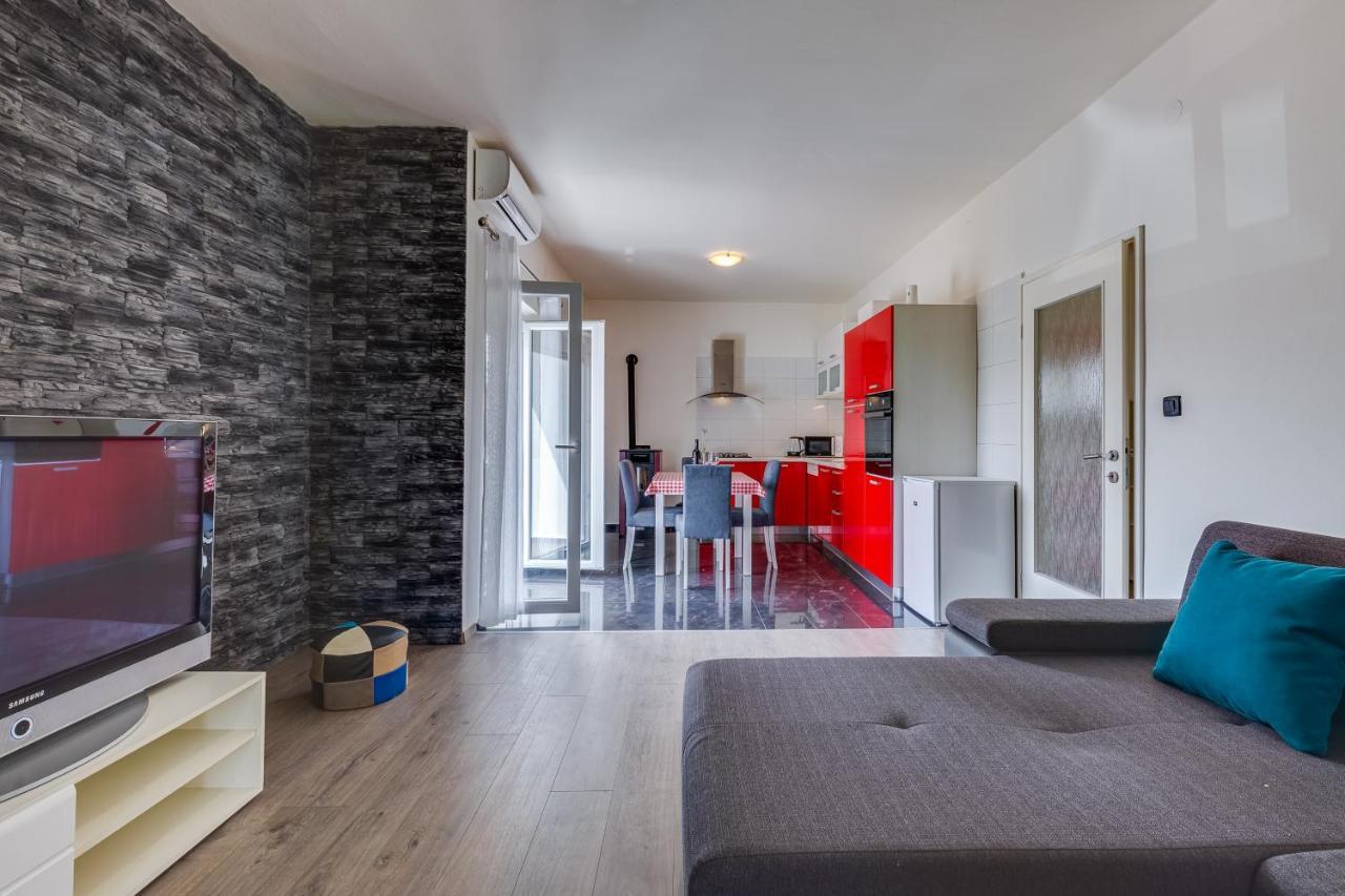 A & J Apartment
