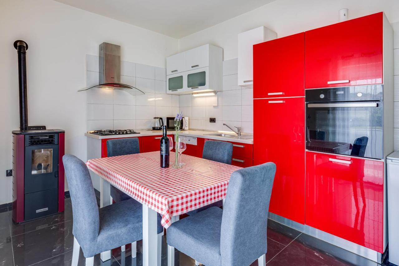 Apartment A & J *