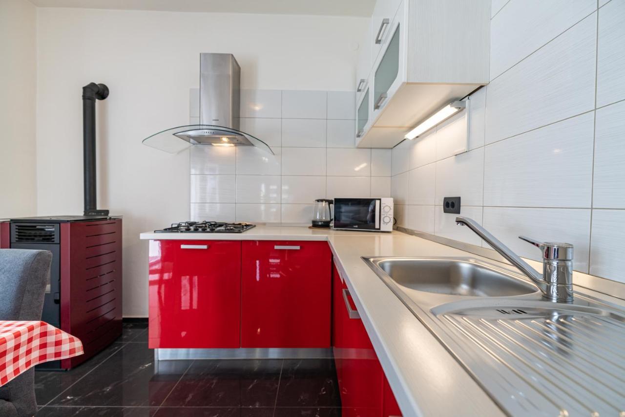 A & J Apartment *